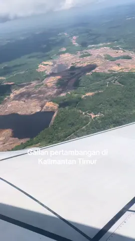 Lubang bekas penggalian pertambangan di Kalimantan Timur dilihat dari udara. #saveindonesia #saveborneo #stopillegalmining #saveborneoforest #greenpeace 