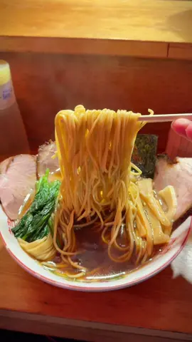 日本を代表する、究極の屋台ラーメン🍜 日本の文化である屋台ラーメン🍜 所作や盛り付けがとても美しく、魂のこもった1杯！ 整えられた麺線に絡むスープは透き通りのあるあっさりだが、魚介の旨みが効いたコクのあるスープ🥣 この1杯の中に不要なものなんてまるで無い完成されたひと品🍜 絶対にリピートしたい、そんなラーメンでした🍜 📍しゅんやっちゃん / 高尾 ￥950～/人 ⏰営業時間：18:00〜23:00 💤定休日：日曜日、月曜日 🏠住所：〒193-0845 東京都八王子市初沢町１２７７−８ #東京グルメ #八王子グルメ #tiktokfood 