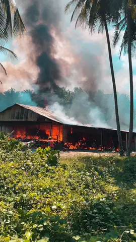 🙏#kolaka #kebakaran  @Info Viral Kolaka #kolakasulawesitenggara #fypageシ #lewatberandafyp #kolakainfo 