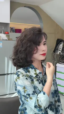 Mang nét đẹp hoài cổ, gợi nhớ đến  Tóc ngắn uốn xoăn Hồng Kông (hay còn gọi là Retro Hongkong Curly)   Là xu hướng tóc đang rất được ưa chuộng nhưng vẫn giữ nét hiện đại và quyến rũ. #uontocdep #linhrsalon #hairperm #102hairsalon #102tonthattungquan1 