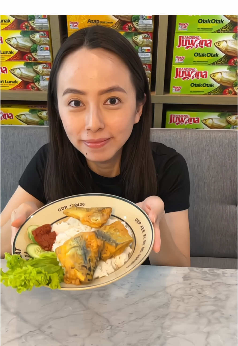 Kalau weekend gini tuh paling cocok makan Bandeng Presto by Bandeng Juwana, karena apa? Karena simple dan anti ribet, Panasinnya cuma butuh 1-2 menit aja loh. Jadi gak ngabisin waktu weekend kamu di dapur deh🥰 #promomakangajian #bandeng #juwana #presto #fypシ゚ #fyp #promoseruweekend #makan #makananviral #makanan 