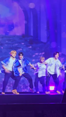 Butterfly - Full. Grabe vocals ni Hani dito nakakainlove ❤️ AHOF MANILA TAKEOVER  #RENDEZVOUS_in_Manila #AHOF #아홉 @AHOF 