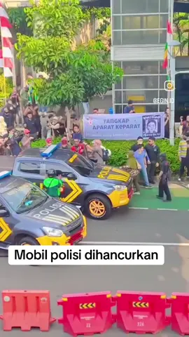 Mobil Polisi dihancurkan masa saat keluar dari Polda Metrojaya #poldametrojaya #keadilanharusditegakkan #fypage #indonesia🇮🇩 #polisiindonesia🇮🇩 
