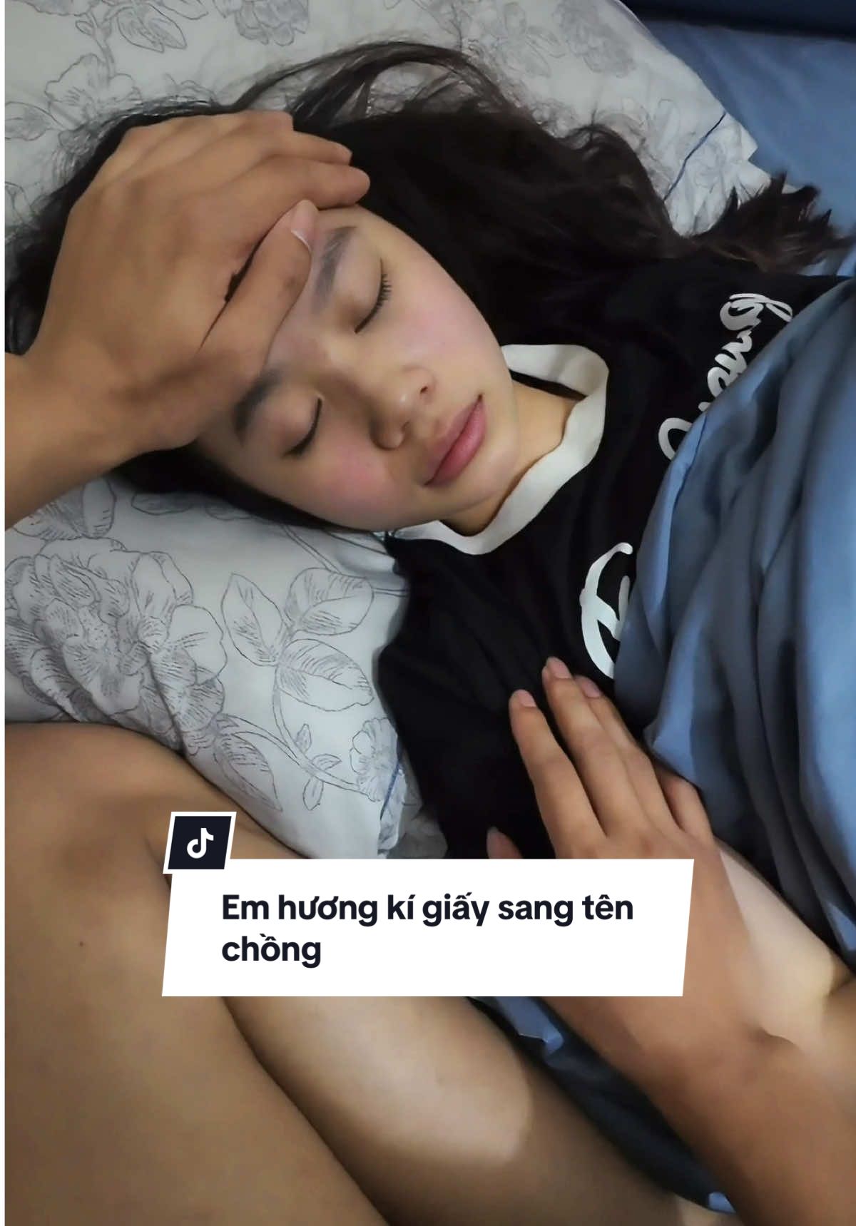 Vợ chồng, trên giấy tờ thì chỉ là một danh nghĩa. Nhưng khi đã cùng nhau đi qua những ngày khó khăn, mình mới thấm rằng:  Vợ chồng thực sự là một người bạn, một người đồng hành, giống như trong mình có thêm một “mạng sống” khác vậy. #vochongtre #dcgr 