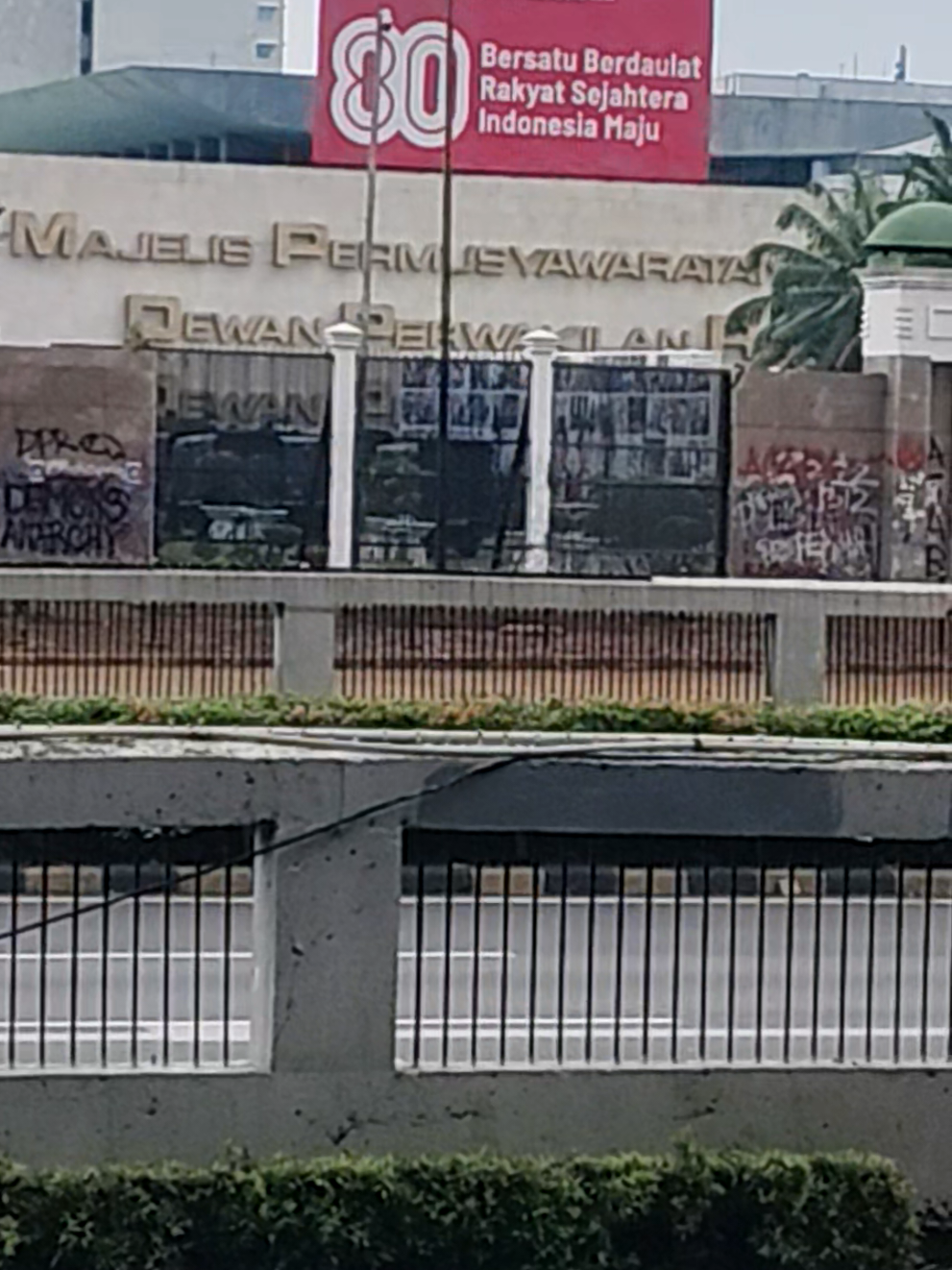 Jalan ditutup, begini kondisi terkini gerbang gedung DPR/MPR setelah geruduk massa dilihat dari kejauhan