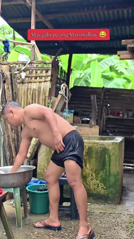 Habang nakikinig ng radyo,ligo din