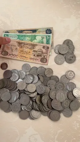 للبيع مجموعه من العملات الاماراتيه القديمه للطلب والاستفسار التواصل عالخاص 