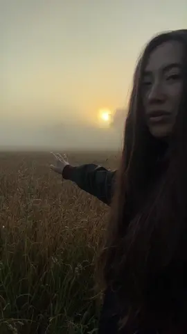 The fog comes at the edge of August… A veil between seasons, between warmth and the first breath of cold. 🌿 It whispers of endings, yet also of beginnings. It is a threshold — a liminal space. Neither summer, nor autumn. A reminder that life itself is always transition, always movement between worlds… 𓆃🌬️ What do you feel in this mist? What does it awaken in your soul? #shamanism #beautifulshaman #udagan #forestnymph #dakini #shamanicjourneywithsnezhana #healer #shamanicjourneywithsnezhana #soulhealing #motherearth #spiritawakening #holyspirit #innerpower #nature #fog 