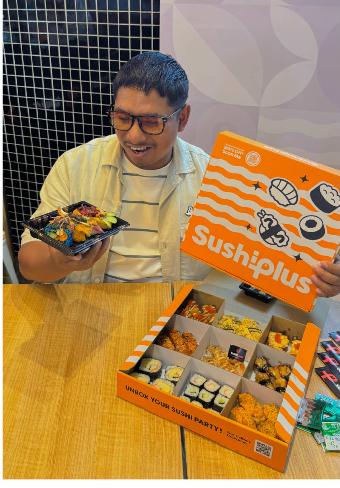 🇲🇾Malaysian Flavours Series by Sushi Plus Dah ready nak try sushi dengan sentuhan lokal Malaysia? 🤩 🔥 Limited-time Flavour Kahwin only! Antara Flavour Kahwin Yang Wajib Korang Try: 🥩 Beef Cili Api – pedas berlemak, padu! 🍗 Pulut Rendang Ayam – classic raya vibes dalam sushi. 🍳 Nasi Lemak Sambal Idako – sambal kick dengan twist Jepun. 🐟 Nasi Kerabu Unagi – warna biru ikonik, rasa luar biasa! 🦀 Lagi best bila digandingkan dengan Ocean Party Box – syurga seafood untuk semua kaki sushi 🐙🦑 Confirm setiap gigitan buat korang senyum happy & puas hati ✨ @Sushi Plus  #FlavourKahwin #SushiPlus #MakananKL #MakananSedap #Sushi