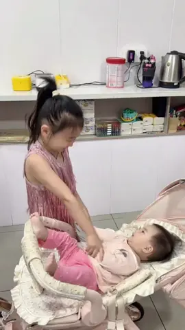 这就是天赋，这孩子一生都会在快乐中度过👏👏👏#萌娃跳舞#活泼可爱#温馨画面#姐妹日常#孩子的快乐很简单 
