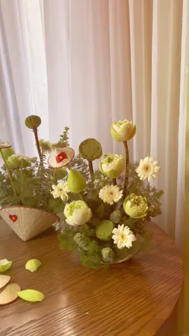 “Tìm thấy sự hoàn mỹ trong những điều giản dị: sen trắng, nón lá và chút an yên.” ☕️#hoadeban#dieuloanflower