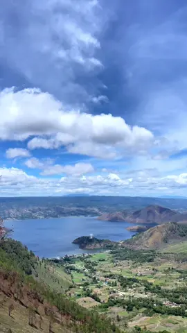Danau toba lagi cerah cerahnya jadi kamu kapan kesini.  Jasa dokumentasi Drone + Private trip Dm.#fyp #bukitholbung #bukitcinta #sibeabea #danautoba 
