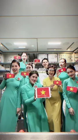 Ngẩng cao đầu vì Quốc kỳ trước mặt Đứng vững vàng vì Tổ quốc sau lưng 🇻🇳 #vietnamairlines  #cabincrew #quockhanh #80namquockhanh 