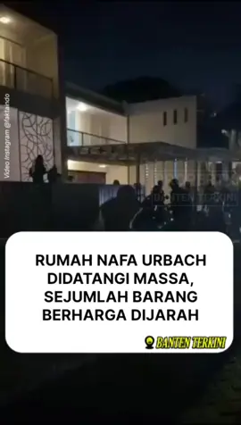 Kediaman anggota DPR RI sekaligus artis Nafa Urbach yang berlokasi di kawasan Tangerang Selatan didatangi sekelompok massa pada Minggu (31/8/2025) dini hari. Saat insiden terjadi, rumah tersebut dalam keadaan kosong dan tidak ditempati oleh Nafa maupun keluarganya. #jarah #rumah #nafaurbach #rumah 