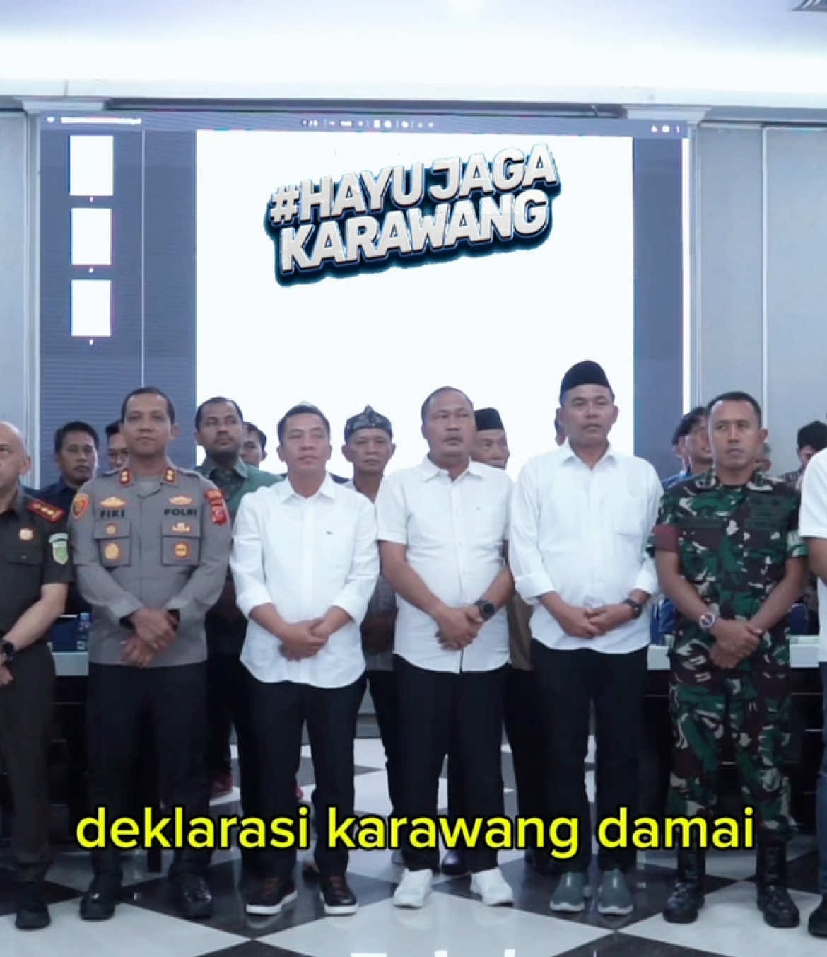 Deklarasi #HAYUJAGAKARAWANG Bersama Lintas Tokoh-Tokoh Se-Kabupaten Karawang   Karawang,- Pemerintah Kabupaten (Pemkab) Karawang bersama Forum Koordinasi Pimpinan Daerah (Forkopimda) Kabupaten Karawang dan Tokoh-tokoh Se-Kabupaten Karawang menggelar Deklarasi Karawang Damai #HayuJagaKarawang di Aula Lantai 3 Gedung Singaperbangsa Komplek Pemda Karawang, Ahad (31/8/2025). Bupati Karawang H. Aep Syaepuloh menegaskan pentingnya menjaga persatuan dan kondusifitas daerah secara bersama-sama ditengah suasana saat ini. “Mari bersama-sama menjaga kondusifitas Kabupaten Karawang. Kehadiran lintas tokoh ini menjadi bukti semangat kita semua untuk Karawang yang aman dan damai,” ujarnya. Ia juga mengucapkan terima kasih atas dukungan semua pihak dan berharap hal ini bisa menjadi seruan bersama-sama dalam menjaga Kabupaten Karawang. 