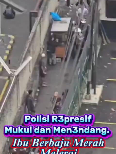 Polisi melakukankan Tindakan represif, memukul dan menendang orang - orang disebuah gang dan seorang ibu datang melerai sehingga polisi agak sedikit mengurangi tindakannya. Jakarta (29/08/2025) Damailah Negeri Indonesia Tercinta.. #mudanewscom #polisi #polisiganteng #polisibaik #polisiindonesia #brimob #mahasiswaindonesia #mahasiswabaru #mahasiswajakarta #jakartabersih #jakartakeras #viral_video #viralnow #virall #fypviralシ #fypreelsシ゚viralシ  #grab #solidaritasojol #jakethijau #stoparogansi #driverojol #saveojol #fyp #fypviralシ #reelsviralシ #reels #reelsfyp #reelsfacebook #viral #jangkauanluas #fbpro