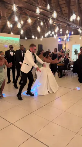 Ohhh we had a time at my sisters wedding 🥹🫰🏽  #fyp #wedding #whitewedding #dance #twin 