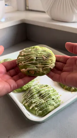 “Groen geluk in een koekje 💚 Matcha + witte chocolade + smeuïge amandelvulling = pure magie! •	100 g zachte boter 	•	40 g witte basterdsuiker 	•	40 g kristalsuiker 	•	1 ei 	•	185 g bloem 	•	15 g maïzena 	•	4 g matchapoeder 	•	100 g witte chocolade (in stukjes, voor in het deeg) 	•	60 g gebakken amandelen (grof gehakt) 	•	Amandelpasta 6 eetlepels 	•	Extra witte chocolade  Maak 6 hoopjes van de amandelpasta  Leg ze op een bordje met bakpapier en vries in tot ze hard bevroren zijn. Mix de zachte boter met de witte basterdsuiker en kristalsuiker romig. Voeg het ei toe en klop kort door. Zeef de bloem, maïzena en matcha boven de kom en meng tot een soepel deeg. Spatel de stukjes witte chocolade en gehakte amandelen erdoor. Verdeel het deeg in 6 gelijke porties (±100 g per stuk). Neem een portie deeg, druk plat, leg er een bevroren bolletje amandelpasta in en vouw het deeg er volledig omheen. leg op een bakplaat met bakpapier. Verwarm de oven voor op 175°C (boven- en onderwarmte). Bak de koekjes 15 minuten zo blijven ze mooi groen van kleur. Laat ze afkoelen  Doe een paar blokjes witte chocolade in een stevig zakje  Hang het zakje in een glas met heet water tot de chocolade gesmolten is. Knip een klein puntje van het zakje af en trek dunne streepjes over de afgekoelde koeken. Laat de chocolade uitharden en serveer. #foodbylaa #matcha #matchacookies #cookie 