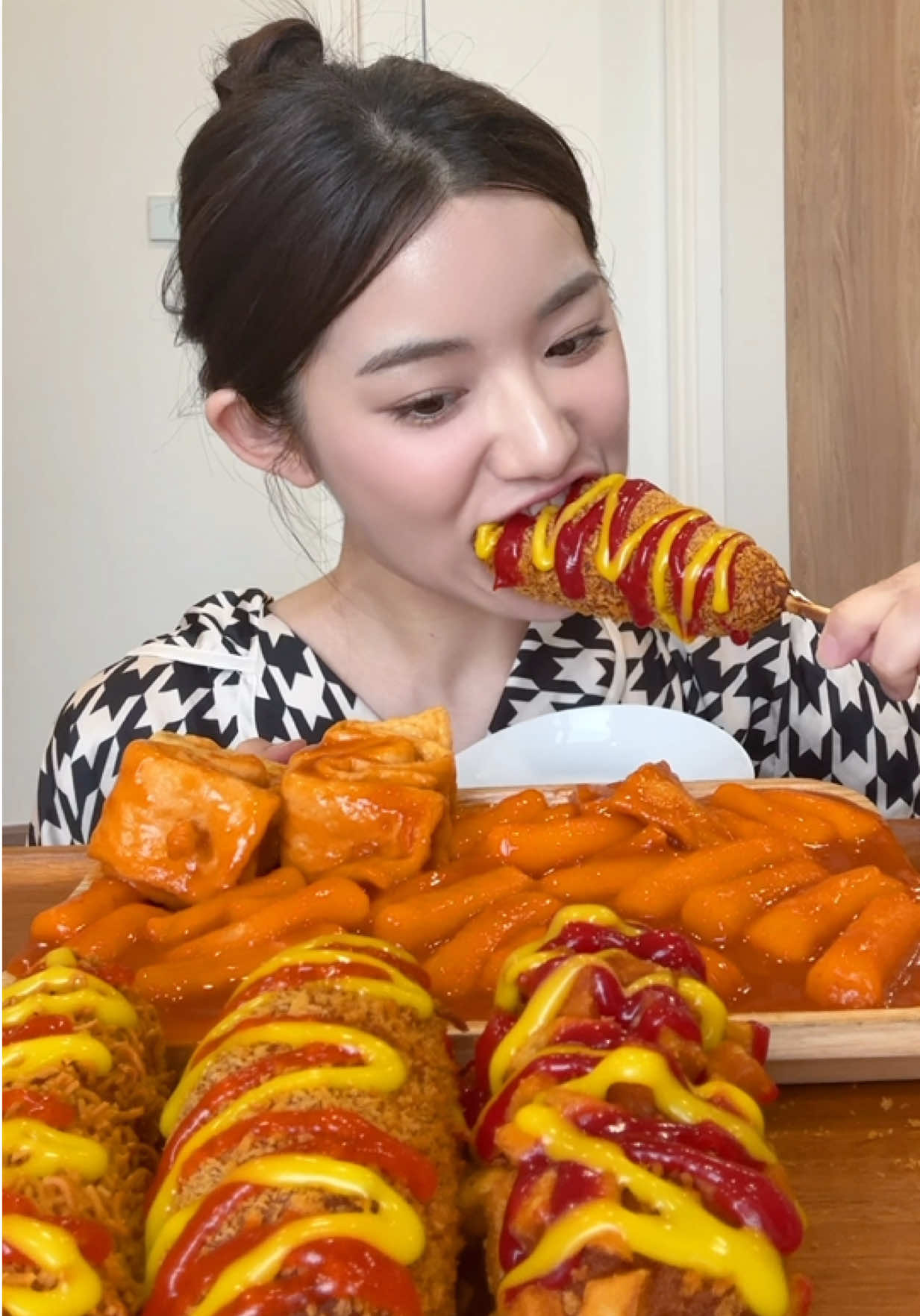 Mukbang hotdog siêu bự chấm đẫm tokbokki chả cả 😋🤤 #mukbang #asmr 