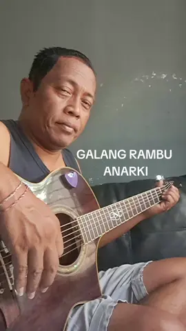 Abis semir nunggu 15menit.. Dari pada diam... satu lagu bang Iwan.. 