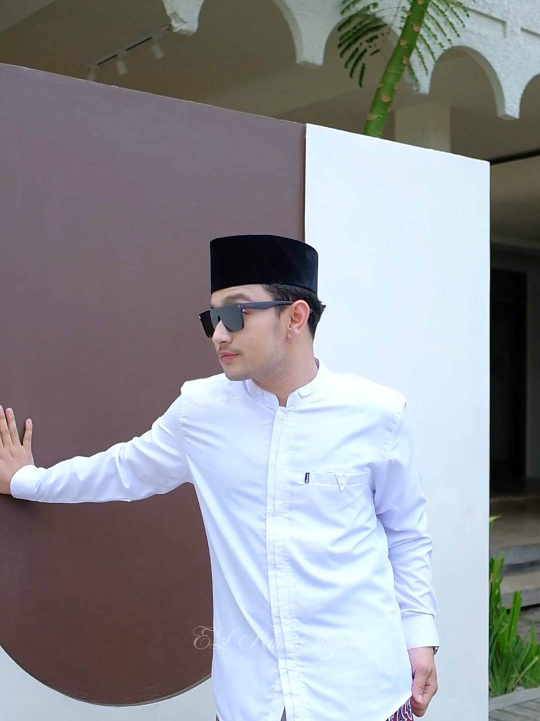 Ga semua koko bisa dipake formal + casual sekaligus.  Tapi Baju koko ini beda! Dari masjid, jalan-jalan, sampai acara resmi… masuk semua.  Buruan order biar ga nyesel! #bajukokopriadewasa #bajukokopria #kokoelrumi #kokolenganpanjang #elrumi #kokoterlaris