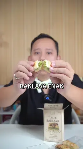 Enak banget ini tolong, mau beli lagi ah yang banyak. Yuk kalian beli juga deh enak ini guys #baklava #oleholehtasik #cemilanviral 