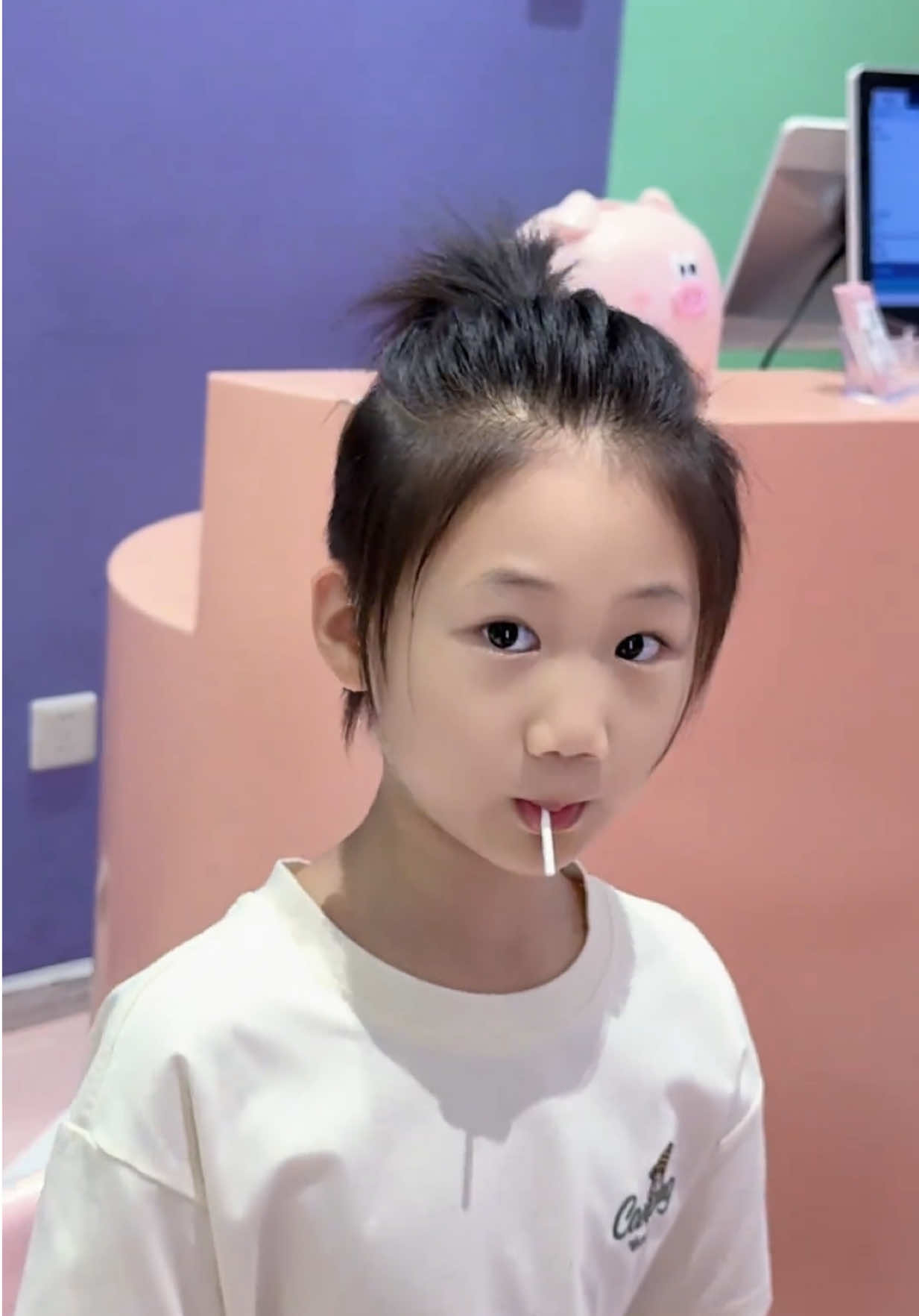 ✨ Bé gái diện kiểu tóc Samurai (Rakura) nhìn vừa cá tính vừa đáng yêu 😍 Phần tóc hai bên được cắt gọn gàng, phần trên búi cao tạo điểm nhấn độc đáo. Kiểu tóc này giúp bé trông năng động, gọn gàng khi đi học, đi chơi mà vẫn thật phong cách 👌 👉 Đây chính là xu hướng tóc Samurai cho bé đang được nhiều bố mẹ lựa chọn. Nếu muốn con trông cá tính và khác biệt, thử ngay kiểu tóc này nhé 💖 #tocbegaicatinh #kieutocchobegai #tocsamurai #tocrakura #mautocdepchobegai