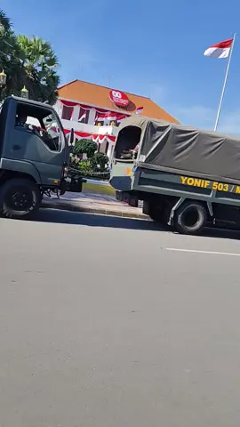 Kondisi gedung grahadi sore ini...mobil barracuda nya sdh pada datang smua...byk org2 yg datang buat lihat kondisi gedung grahadi  Bismillah pray for surabaya ku...lekaslah pulih sby ku...demo boleh tapi jgn anarkis...semangat semangat💪 #fypシ゚viral 