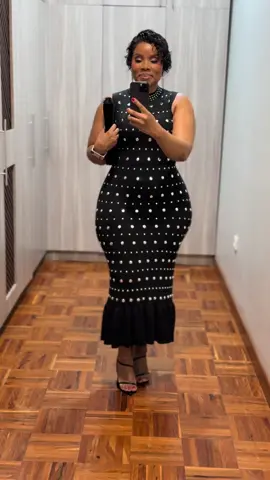 Ontem foi uma noite sem planos, mas cheia de amor. Saímos para jantar e, no fim, acabamos a dormir fora de casa. E sabe o que foi mais especial? A sensação de acordar ao lado do meu namorado… que é o meu marido. 💍❤️ Toda mulher casada deveria experimentar esse prazer: sair, divertir-se, rir, sentir a leveza do namoro… e voltar para casa de manhã com o coração cheio. 📌 Maridos, surpreendam as vossas esposas! Às vezes não são os grandes presentes que marcam, mas os pequenos gestos que reacendem a chama e fazem o casamento florescer.  @maxmimogaisse amo-te ❤️ Eu visto @etniadamodagold
