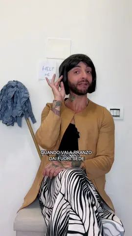 Tagga il tuo fuori sede preferito 🗓️ #perte #neiperte #csabadallazorza #cortesiepergliospiti #parodia 