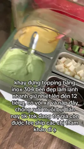 🧊 THÙNG ĐÁ ÂM QUẦY KÈM 8 KHAY TOPPING GIỮ LẠNH - THIẾT KẾ THEO YÊU CẦU 🧊  ✅Kích thước: Thiết kế theo yêu cầu ✅ Chất liệu: Sử dụng inox 304 cao cấp chống gỉ, vệ sinh dễ dàng ✅ Cấu tạo gồm: + Thùng đá âm quầy 3 lớp giúp cách nhiệt tốt, giữ đá lâu tan đến 2 ngày + Gồm 8 khay topping đi kèm nắp mica – giữ lạnh cực tốt