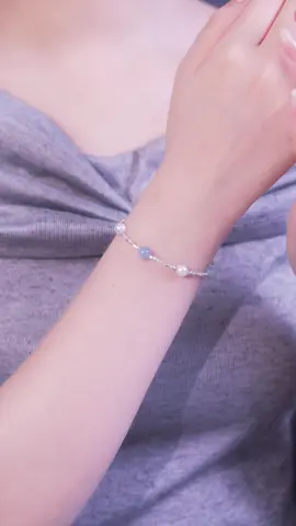 LT0224 – Lắc tay hạt vỡ đá Aquamarine và ngọc trai. Đeo mát mắt, nhìn là muốn đi du lịch luôn 🏖️ #daychuyenbactlee #lactaybactlee #trangsuc #khuyentaibactlee #tleejewelry 