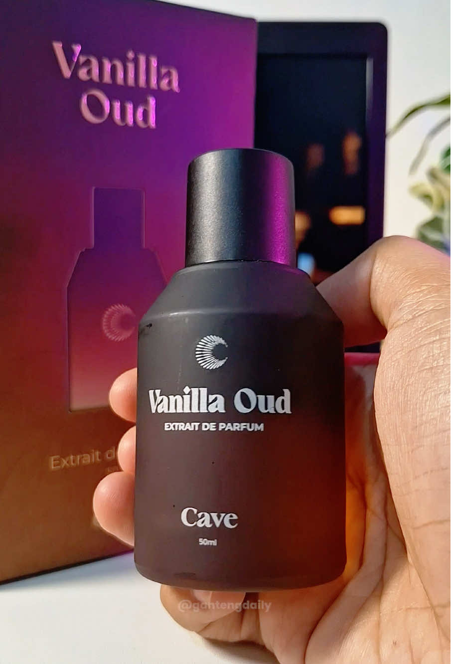 Parfum cowok wangi tahan lama dengan perpaduan aroma manis vanilla dan oud yg elegan dan mewah #parfumcowok #parfumtahanlama #parfumlokal #parfumninggalinjejak #parfumereccomended 
