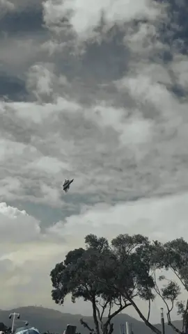 #su57felon #รัสเซีย #เครื่องบินยุค5 #ฟีด Su-57 คือเครื่องบินขับไล่ล่องหนรุ่นที่ 5 ของรัสเซีย พัฒนาโดยบริษัท Sukhoi มีความสามารถในการรบทั้งอากาศสู่อากาศและอากาศสู่พื้นดิน ใช้เทคโนโลยีล่องหน ความเร็วเหนือเสียง และระบบอิเล็กทรอนิกส์ล้ำสมัย ออกแบบมาเพื่อแข่งขันกับ F-22 และ F-35 ของสหรัฐฯ