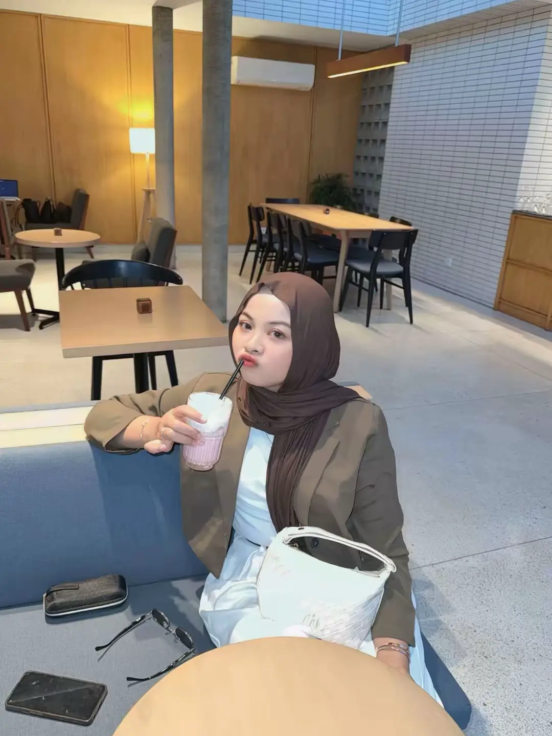 Kita usahakan menjadi perempuan yang tumbuh dengan indah, yang hatinya penuh rasa syukur, yang selalu kuat dalam masalah apapun, dan selalu bangga sama diri sendiri, love yourself. #xybca #bandung 