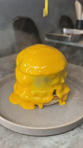 背徳感MAXのチーズバーガー🍔 CHEESE BOMB BURGER 3500円 とろける濃厚チーズがあふれ出す、チーズ好きにはたまらない