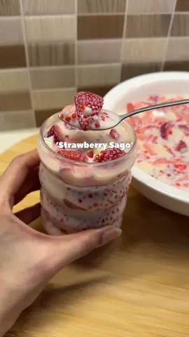 🍓Bahan : Jelly strawberry Pudding susu Pudding strawberry Sagu mutiara merah Buah strawberry Selasih Susu kental manis Es batu Susu evaporasi