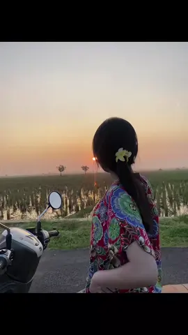 Jangan ngerasa kalah saing mbak soalnya aku kalau keluar masi pakek daster😄😜😜#sunsetvibes #fypviralシviral 
