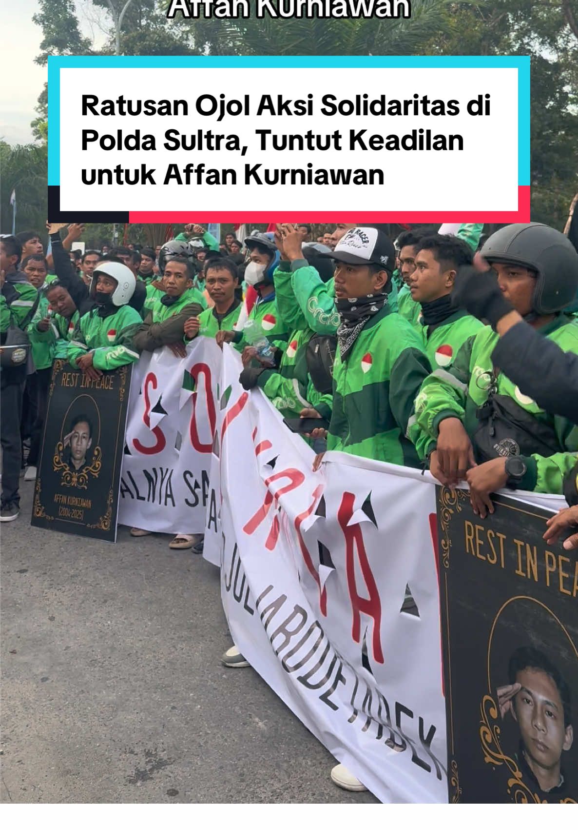 KENDARI - Ratusan ojek online (Ojol) di Kota Kendari menggelar aksi solidaritas di Depan Mako Polda Sulawesi Tenggara (Sultra), Minggu sore (31/8/2025). Dalam tuntutannya, massa aksi mendesak kepolisian untuk transparan dan mengusut tuntas kasus yang menimpa rekan sejawat mereka Affan Kurniawan yang tewas dilindas mobil rantis Brimob di kawasan Pejompongan, Jakarta Pusat, pada Kamis (28/8) lalu. #ojol #demo #poldasultra #sulawesitenggara #fyp 