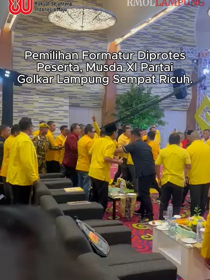 Ricuh Musda XI Partai Golkar Lampung. Hanan A Rozak resmi terpilih secara aklamasi sebagai Ketua DPD Partai Golkar Provinsi Lampung periode 2025-2030, dalam Musyawarah Daerag (Musda) XI di Hotel Novotel Bandarlampung, Minggu (31/8/2025). Meski mendapatkan dukungan dari 15 Ketua DPD Partai Golkar kabupaten/kota dan Hasta Karya, Musda XI sempat ricuh. Hal ini terjadi setelah Hanan ditetapkan sebagai Ketua Golkar Lampung, tepatnya saat pemilihan Anggota Formatur. Nyaris terjadi saling tarik-menarik hingga adu jotos antar pendukung. Baca berita selengkapnya di https://www.rmollampung.id/musda-xi-golkar-lampung-sempat-ricuh-ini-penyebabnya #golkarlampung #golkar