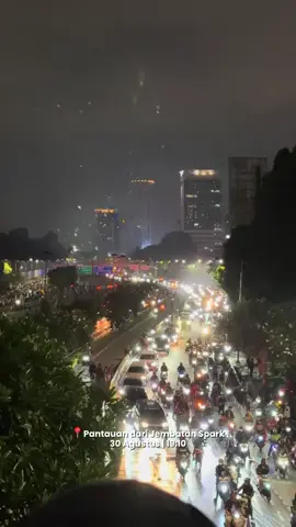 Suasana kemarin di gedung DPR Jakarta masa semakin ramai,.. semangat buat para pejuang demokrasi #demodpr #demo2025 #aksi2025 #jakarta 