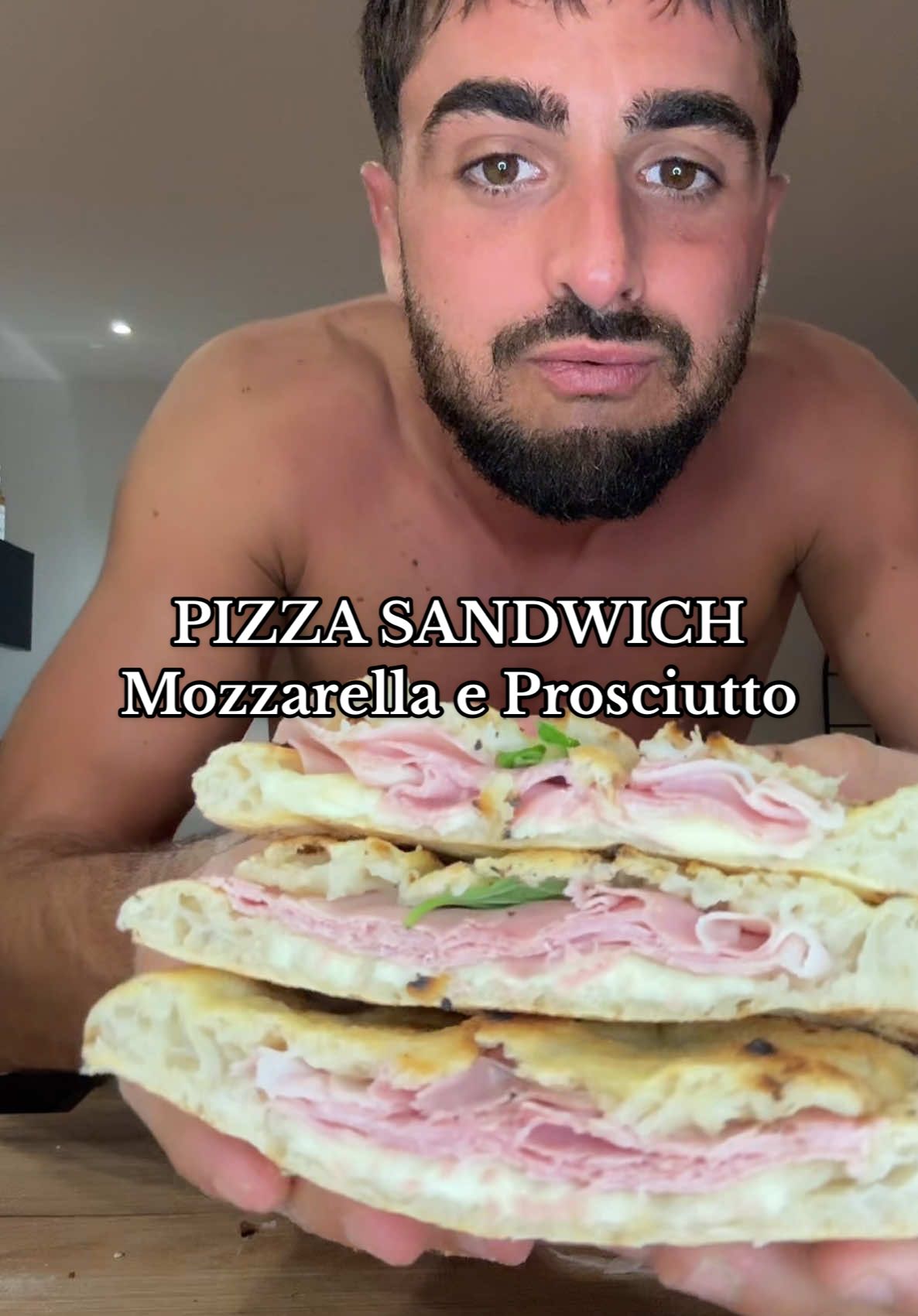 Bon au final ca ne sera pas une story fratello ! On va faire un des meilleurs sandwich du monde, et oui, sans t-shirt, parce que je suis chez moi, il fait chaud, et que je fais ce que je veux 😁🤌🏽 CIABATTA SANDWICH | Mozzarella e Prosciutto Bianco ! MAMMA MIA 🤌🏽😍 #pizza #sandwich #fyp #pourtoi #italian 