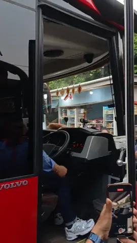 Mba Lina salah satu Driver Wanita di bus Agra Mas🤩. #bus #driverwanita #reels #viral #fyp 