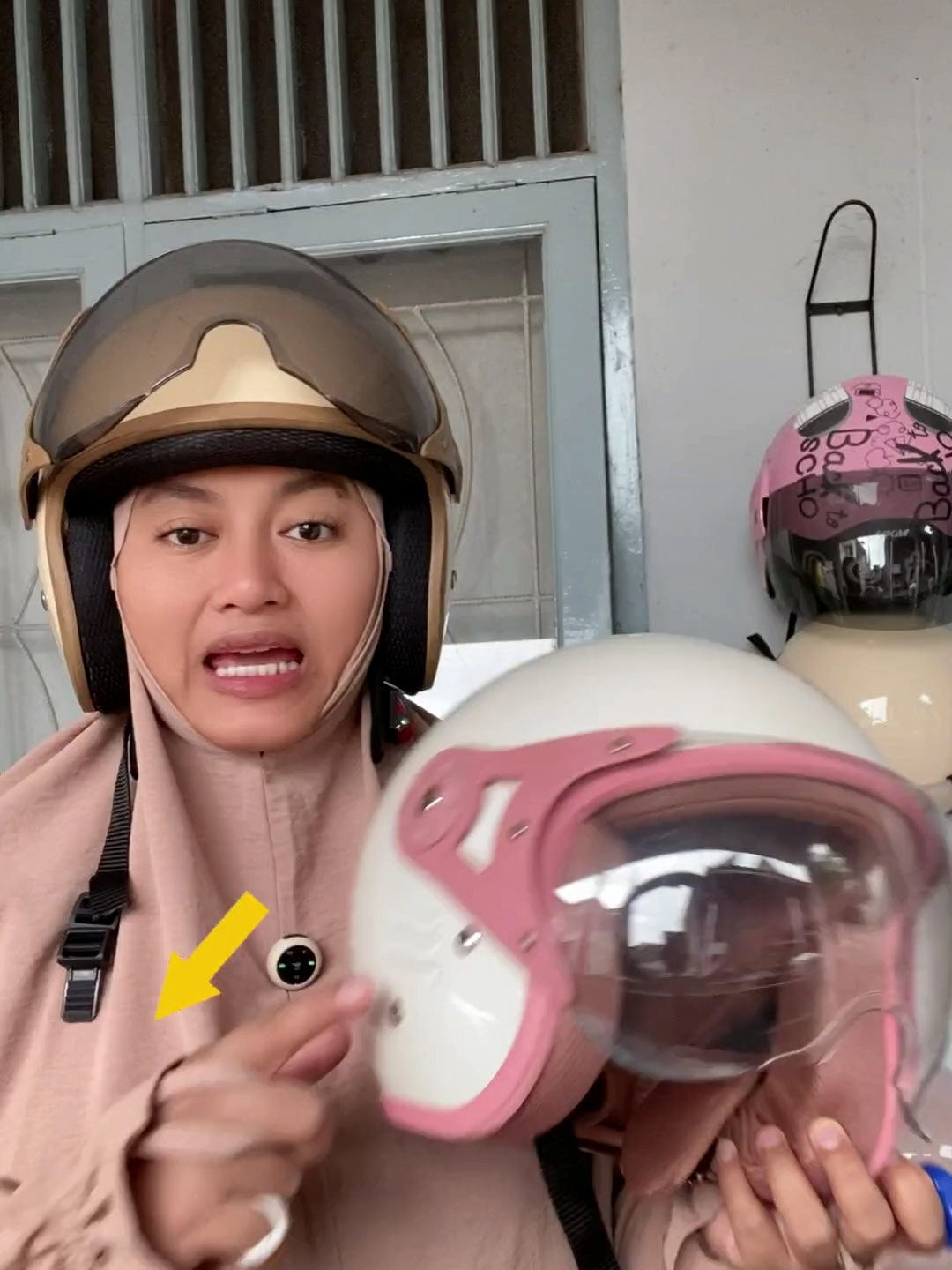 Fitur favoritnya banyak yang ini:KACA PILOTnya! 😎 Kacanya jernih banget, pandangan luas, dan yang pasti melindungi wajah sepenuhnya dari panas dan debu. Sistem buka-tutupnya juga mudah banget, jadi pas di lampu merah bisa dibuka biar adem sebentar. Dengan helm ini, kamu bisa tampil gaya seperti pilot wanita yang confident! Sudah termasuk film anti-gores juga, lho. Dijamin worth it! #HelmPilot #KacaHelm #HelmHijab #HelmWanita #PaydaySale #PromoGuncang99 #GajianSale #HelmBogo #HelmKekinian #StyleGoals