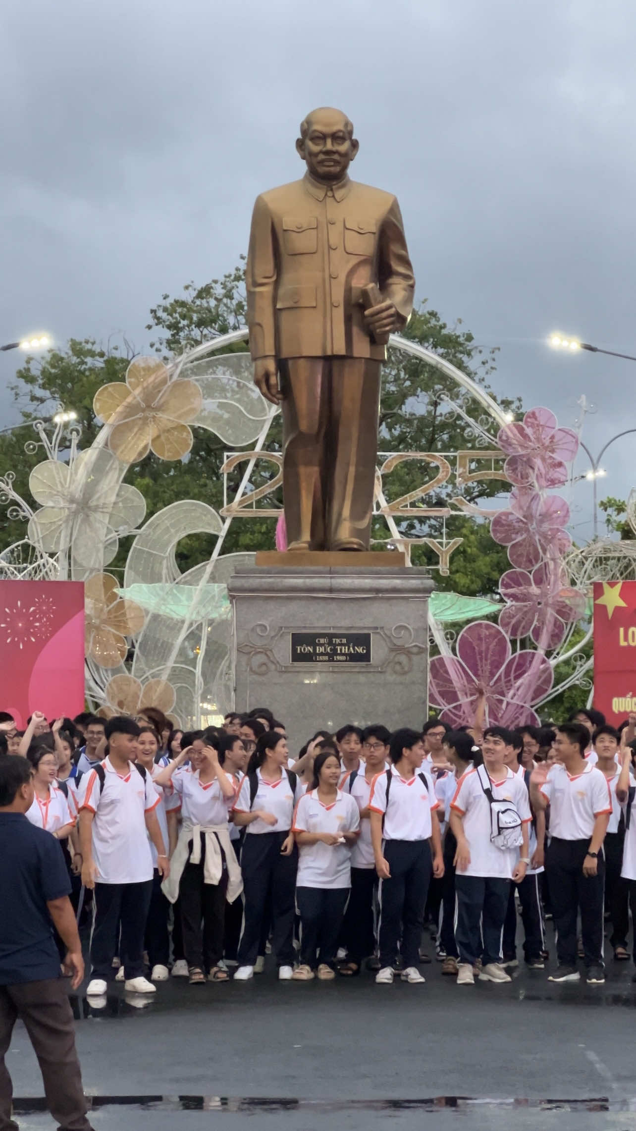 🇻🇳 Các bạn học sinh trường THPT Chuyên Thoại Ngọc Hầu tập trung trước Tượng đài Chủ tịch Tôn Đức Thắng để diễu hành quanh Phố đi bộ Long Xuyên - Chào mừng sự kiện Kỷ niệm 80 năm Quốc khánh 2/9. #quockhanhvietnam #muado #phodibolongxuyen #langthangangiang 