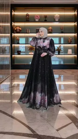 Adelia Maxy Silk Armanny Sutra mix tille mutiara Premium Zipper Depan Busui renda dada Lengan balon kancing Wudhu Friendly Gamis Wanita Muslim Mewah Flowy Dress Kondangan Syari Lebaran Pesta Formal Panjang Gaun Motif bunga Maxi Nyaman #gamis #gamistille #gamismaxy #gamispesta #gamiskondangan 