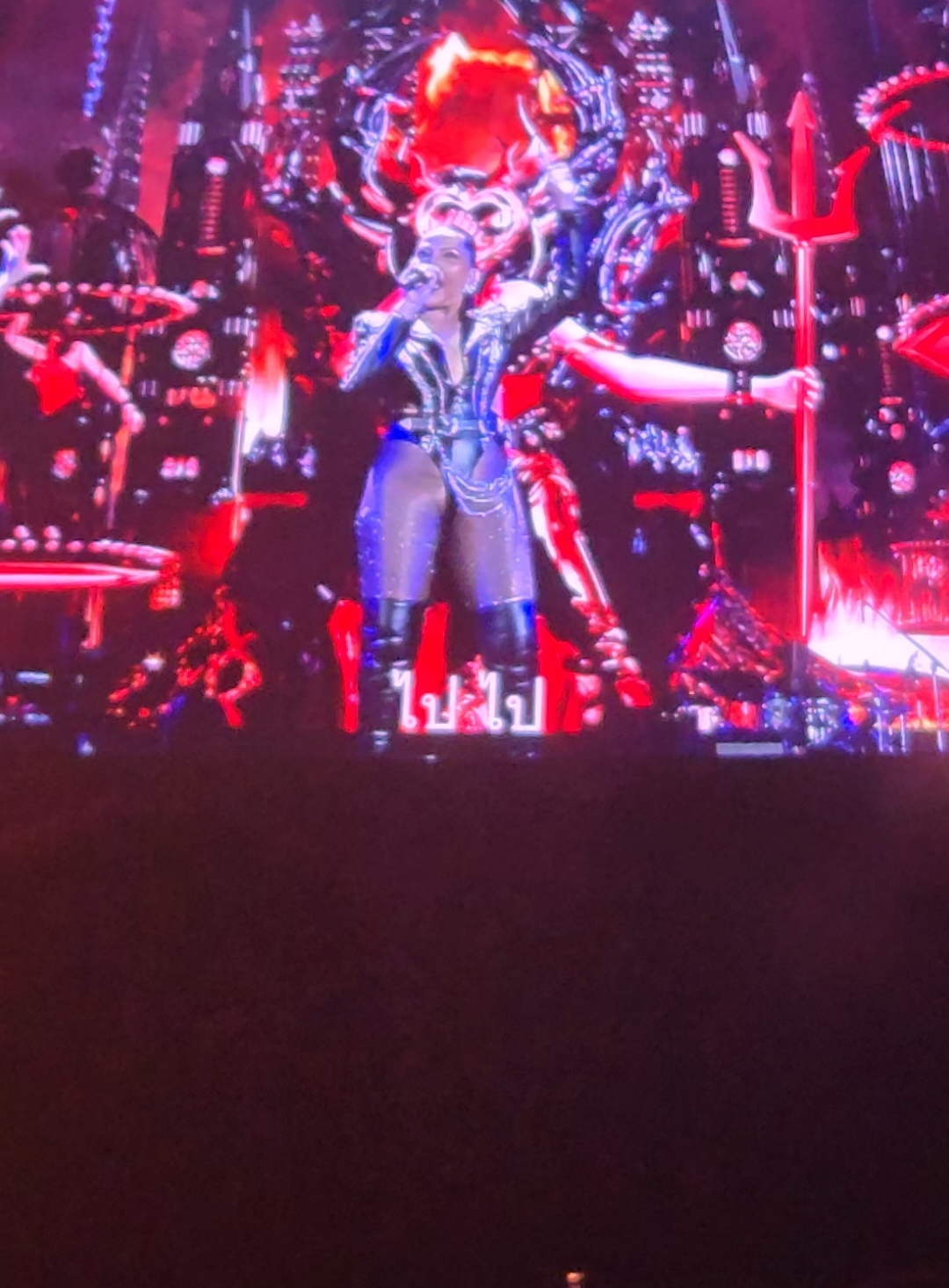 #สุนารี เว้าสูงซะใจ ทิ้งทวนในคอนเสิร์ต #สามตัวบน #beyonce มากแม๊ !!! 