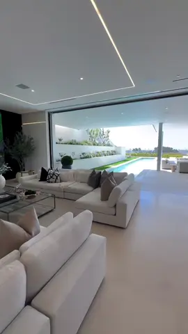 Home lounge with the views ✨🏡 Via @ Terek Kelly  #luxuryhomes #mansion #luxuryliving #dreamhome #millionairemindset