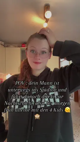 Wenn der Mann Stadion & Nachtschicht kombiniert und ich hier alleine die 4er-Kinder-Show rocke 🤹‍♀️ … gönn ich ihm natürlich – aber ich hätte dann gern Applaus bitte 👏😂 #mamaleben #vierfachmama #chaosmitliebe #StarkeMama #MamaAlltag 