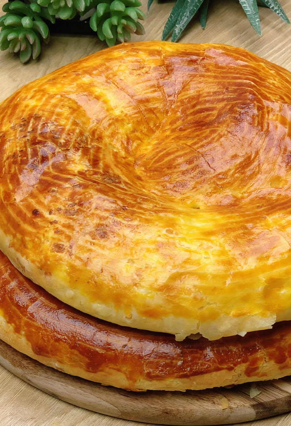Pâine cu brânză  Ingrediente: 600 g făină 330 ml lapte cald 10 g drojdie 1 lingură de zahăr 50 g unt topit 30 ml ulei 1 ou Sare 250 g brânză feta 1 ou pentru uns Coaceți timp de 25 de minute la 180 de grade Celsius Poftă bună!
